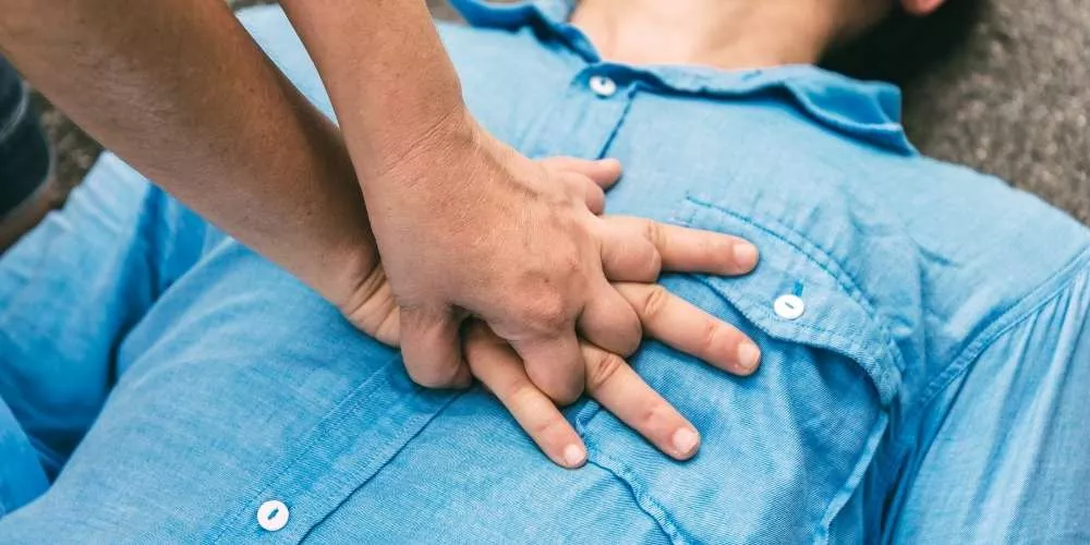 الحسيمة.. وفاة سائق حافلة سياحية إثر وعكة قلبية مفاجئة بمدخل المدينة
