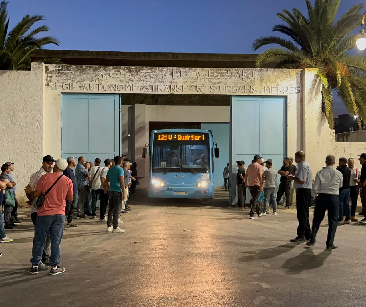 مكناس تتنفس من جديد: انطلاق الحافلات الاحتياطية مع 6 الصباحا بحضور السيد عباس المغاري مكناس تتنفس من جديد: انطلاق الحافلات الاحتياطية مع 6 الصباحا بحضور السيد عباس المغاري
