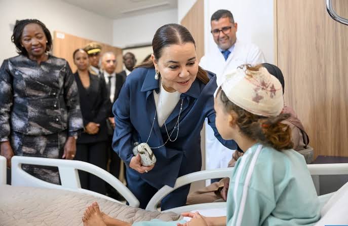 صاحبة السمو الملكي الأميرة للا أسماء والسيدة الأولى لجمهورية كينيا تزوران مرضى كينيين ومغاربة استفادوا من زراعة قوقعة الأذن