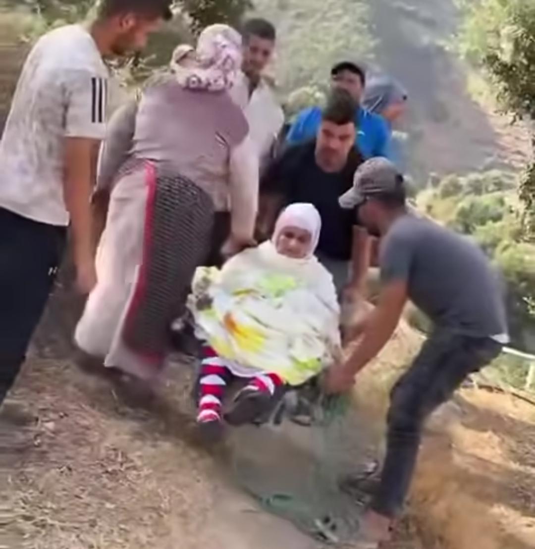 الحسيمة: مأساة بكتامة.. مسنّة مريضة تُنقل على متن برويطة بسبب غياب الطريق وسيارة الإسعاف الحسيمة: مأساة بكتامة.. مسنّة مريضة تُنقل على متن برويطة بسبب غياب الطريق وسيارة الإسعاف