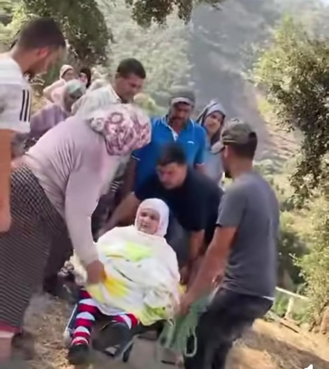 الحسيمة: مأساة بكتامة.. مسنّة مريضة تُنقل على متن برويطة بسبب غياب الطريق وسيارة الإسعاف