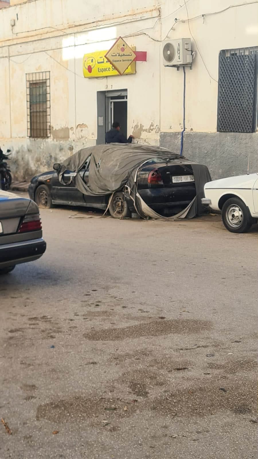 سيارة مهملة تتحول إلى مصدر قلق للساكنة.. ومطالب بتدخل عاجل للجهات المختصة سيارة مهملة تتحول إلى مصدر قلق للساكنة.. ومطالب بتدخل عاجل للجهات المختصة