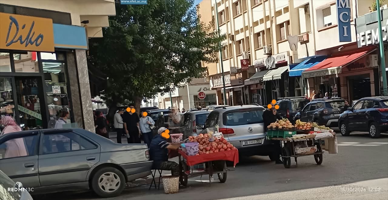 حمرية بمكناس.. فوضى احتلال الأرصفة والطرقات تثير استياء الساكنة والتجار.